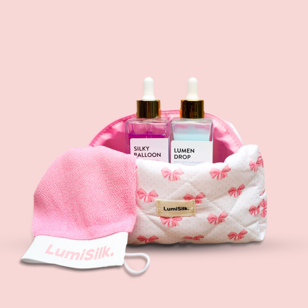 Kit exfoliante LumiSilk con guante rosa, aceite Silky Balloon y sérum antimanchas Lumen Drop en neceser de belleza